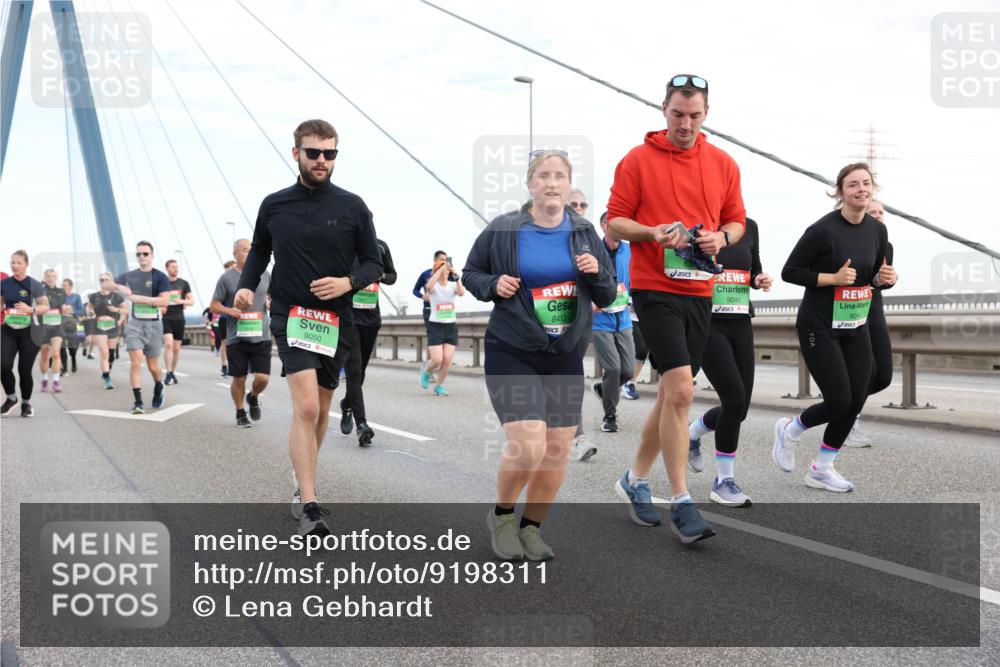 03.10.2025 - Köhlbrandbrückenlauf Lena Gebhardt http://msf.ph/oto/9198311 03.10.2025 15:34:11 Position 1 9050, 8413, 9046, 9044 meine-sportfotos.de