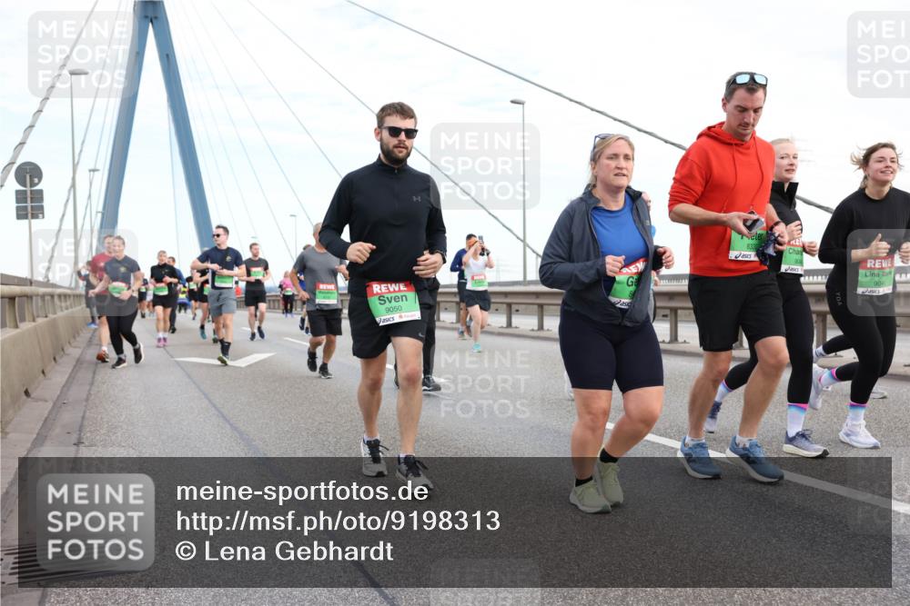 03.10.2025 - Köhlbrandbrückenlauf Lena Gebhardt http://msf.ph/oto/9198313 03.10.2025 15:34:11 Position 1 8330, 9050, 9044 meine-sportfotos.de