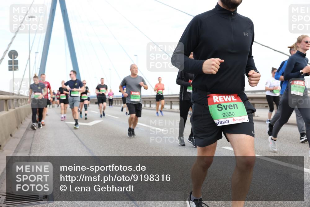 03.10.2025 - Köhlbrandbrückenlauf Lena Gebhardt http://msf.ph/oto/9198316 03.10.2025 15:34:12 Position 1 9050 meine-sportfotos.de