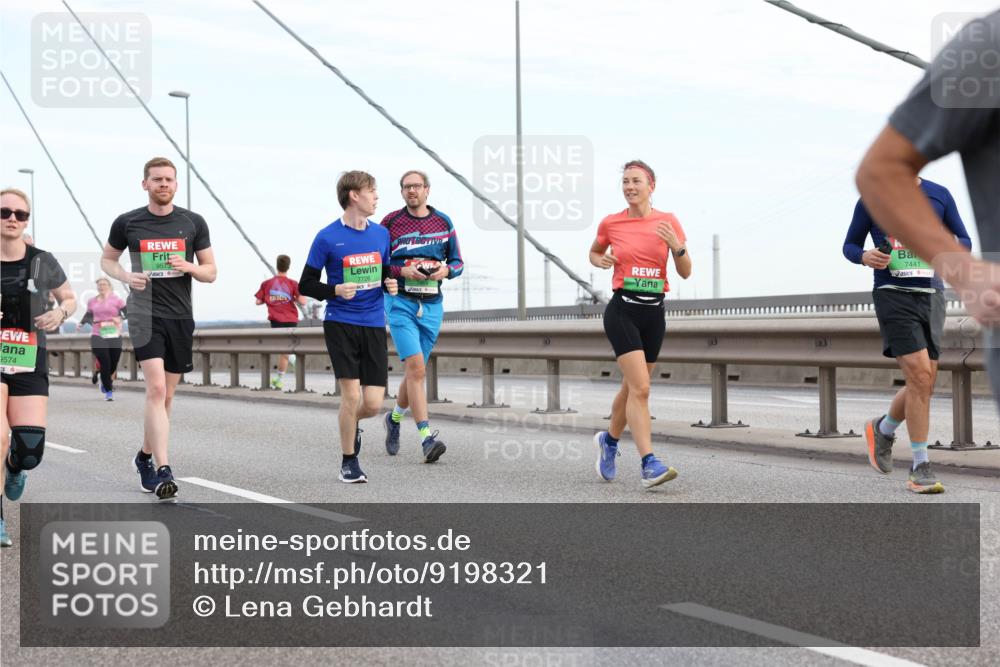03.10.2025 - Köhlbrandbrückenlauf Lena Gebhardt http://msf.ph/oto/9198321 03.10.2025 15:34:14 Position 1 9574, 9573, 7726, 7441 meine-sportfotos.de