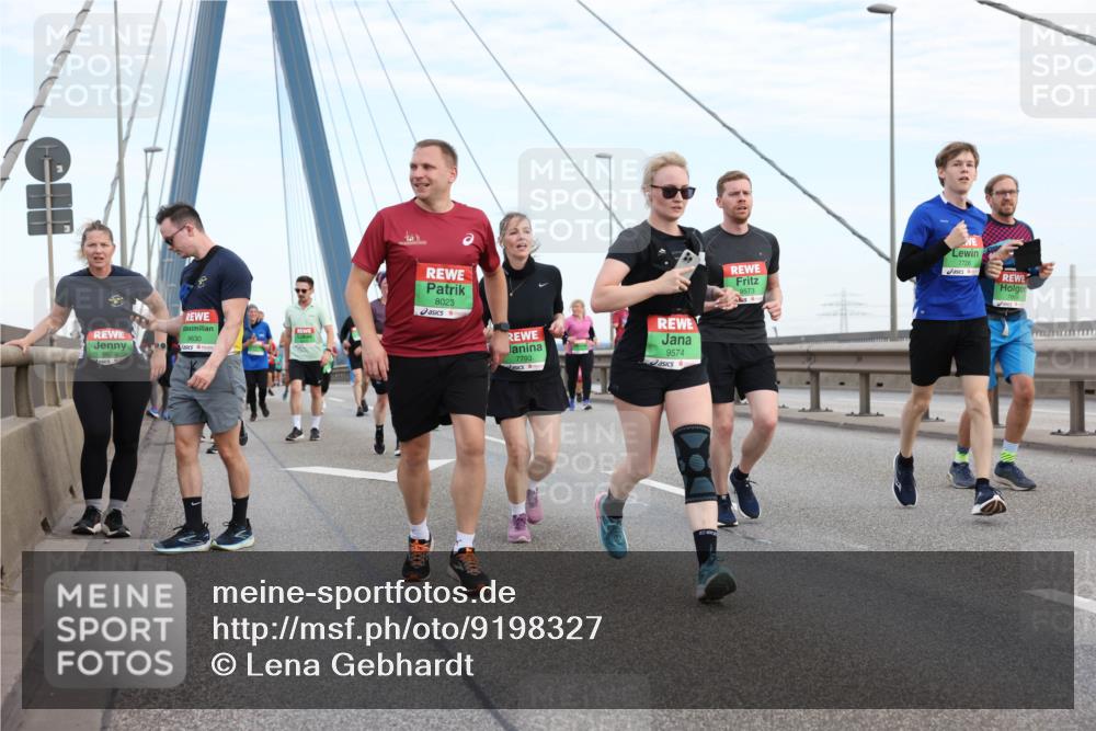 03.10.2025 - Köhlbrandbrückenlauf Lena Gebhardt http://msf.ph/oto/9198327 03.10.2025 15:34:15 Position 1 9630, 8023, 7793, 9574, 7726, 9573 meine-sportfotos.de