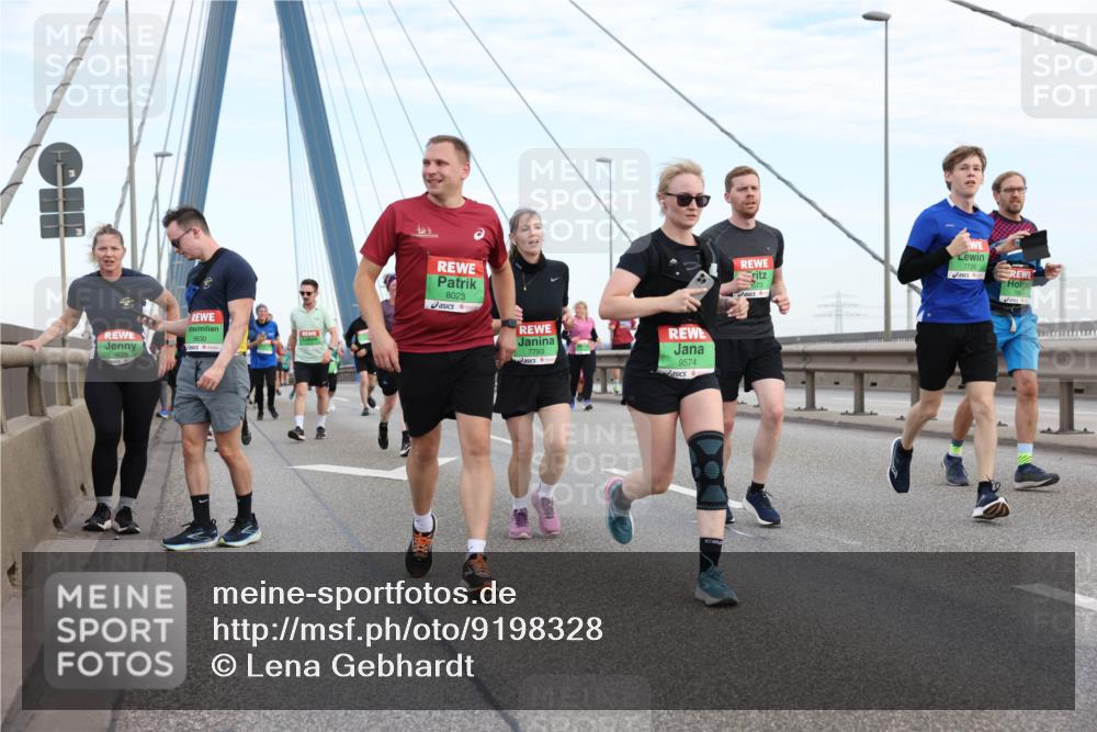 03.10.2025 - Köhlbrandbrückenlauf Lena Gebhardt http://msf.ph/oto/9198328 03.10.2025 15:34:15 Position 1 9630, 8023, 7793, 9574, 7726, 1573 meine-sportfotos.de