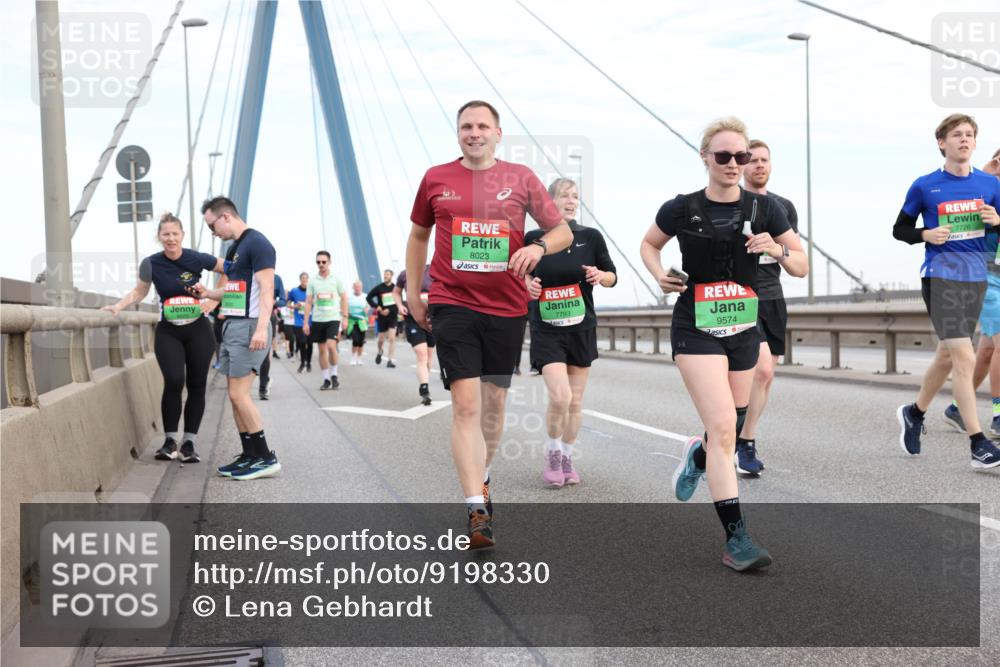 03.10.2025 - Köhlbrandbrückenlauf Lena Gebhardt http://msf.ph/oto/9198330 03.10.2025 15:34:15 Position 1 8023, 7793, 9574, 7726 meine-sportfotos.de