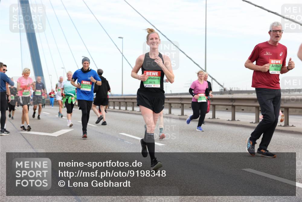 03.10.2025 - Köhlbrandbrückenlauf Lena Gebhardt http://msf.ph/oto/9198348 03.10.2025 15:34:19 Position 1 8878, 9613 meine-sportfotos.de