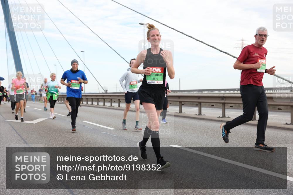03.10.2025 - Köhlbrandbrückenlauf Lena Gebhardt http://msf.ph/oto/9198352 03.10.2025 15:34:20 Position 1 9245, 8878, 9613 meine-sportfotos.de
