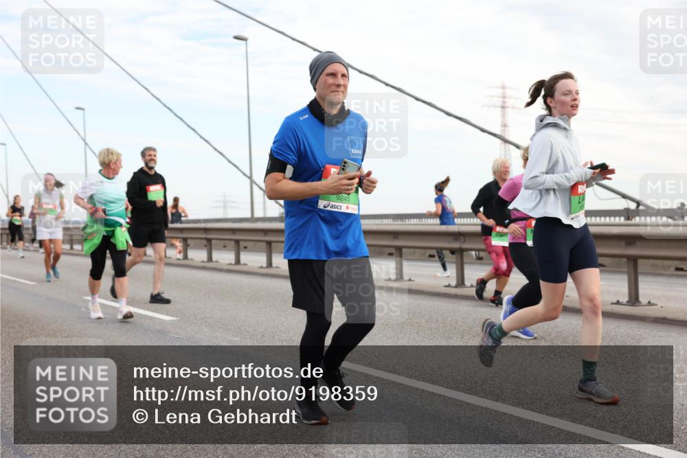 03.10.2025 - Köhlbrandbrückenlauf Lena Gebhardt http://msf.ph/oto/9198359 03.10.2025 15:34:22 Position 1 9245 meine-sportfotos.de