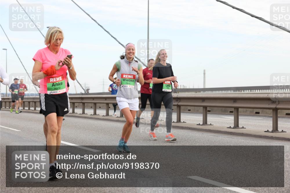 03.10.2025 - Köhlbrandbrückenlauf Lena Gebhardt http://msf.ph/oto/9198370 03.10.2025 15:34:24 Position 1 9309, 7845, 7693 meine-sportfotos.de