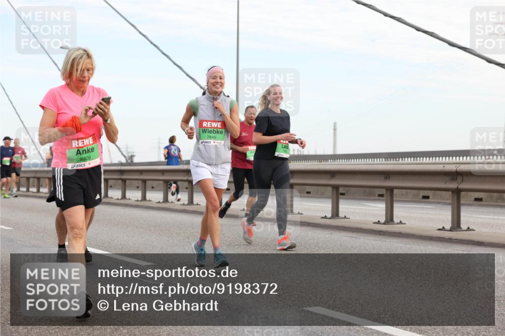 03.10.2025 - Köhlbrandbrückenlauf Lena Gebhardt http://msf.ph/oto/9198372 03.10.2025 15:34:24 Position 1 9309, 7845 meine-sportfotos.de