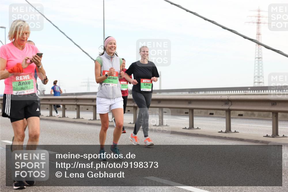 03.10.2025 - Köhlbrandbrückenlauf Lena Gebhardt http://msf.ph/oto/9198373 03.10.2025 15:34:25 Position 1 9309, 7845, 8574, 7693 meine-sportfotos.de