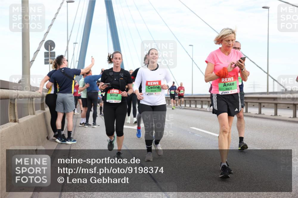 03.10.2025 - Köhlbrandbrückenlauf Lena Gebhardt http://msf.ph/oto/9198374 03.10.2025 15:34:25 Position 1 8239, 9444, 9309 meine-sportfotos.de