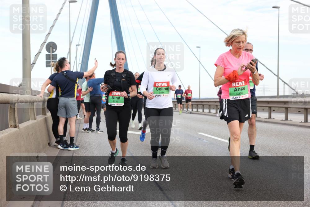 03.10.2025 - Köhlbrandbrückenlauf Lena Gebhardt http://msf.ph/oto/9198375 03.10.2025 15:34:25 Position 1 8239, 9444, 9309 meine-sportfotos.de