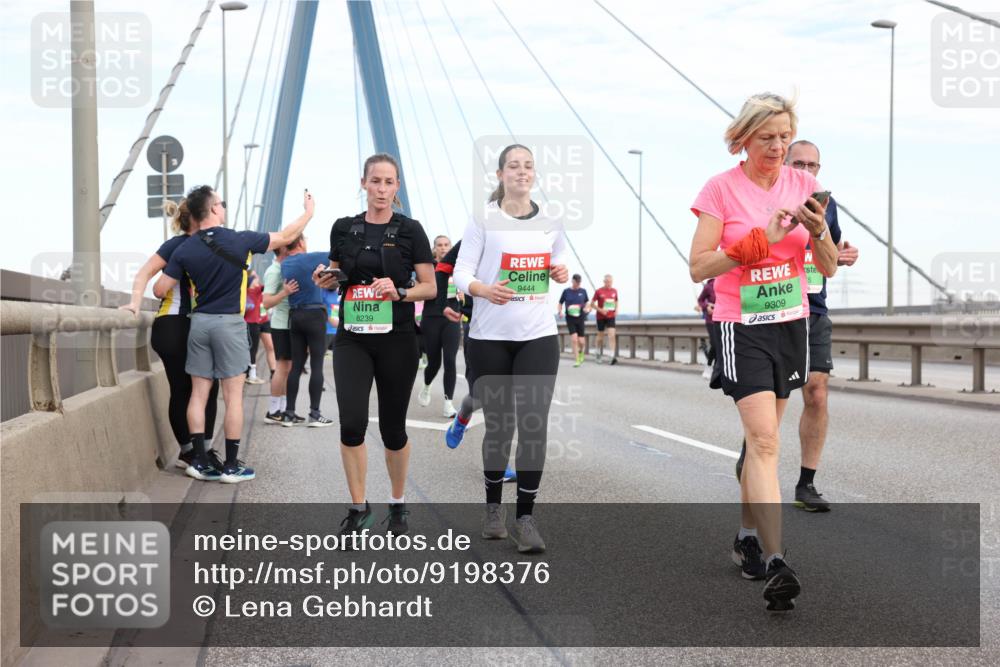 03.10.2025 - Köhlbrandbrückenlauf Lena Gebhardt http://msf.ph/oto/9198376 03.10.2025 15:34:25 Position 1 8239, 9444, 9309, 5 meine-sportfotos.de