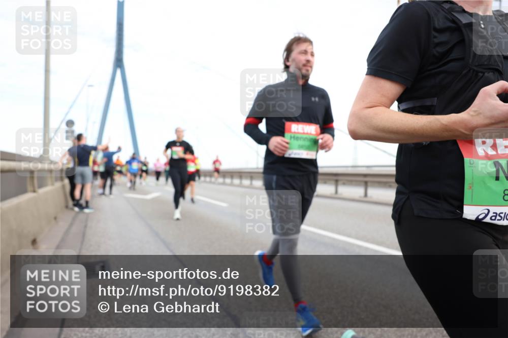 03.10.2025 - Köhlbrandbrückenlauf Lena Gebhardt http://msf.ph/oto/9198382 03.10.2025 15:34:28 Position 1  meine-sportfotos.de