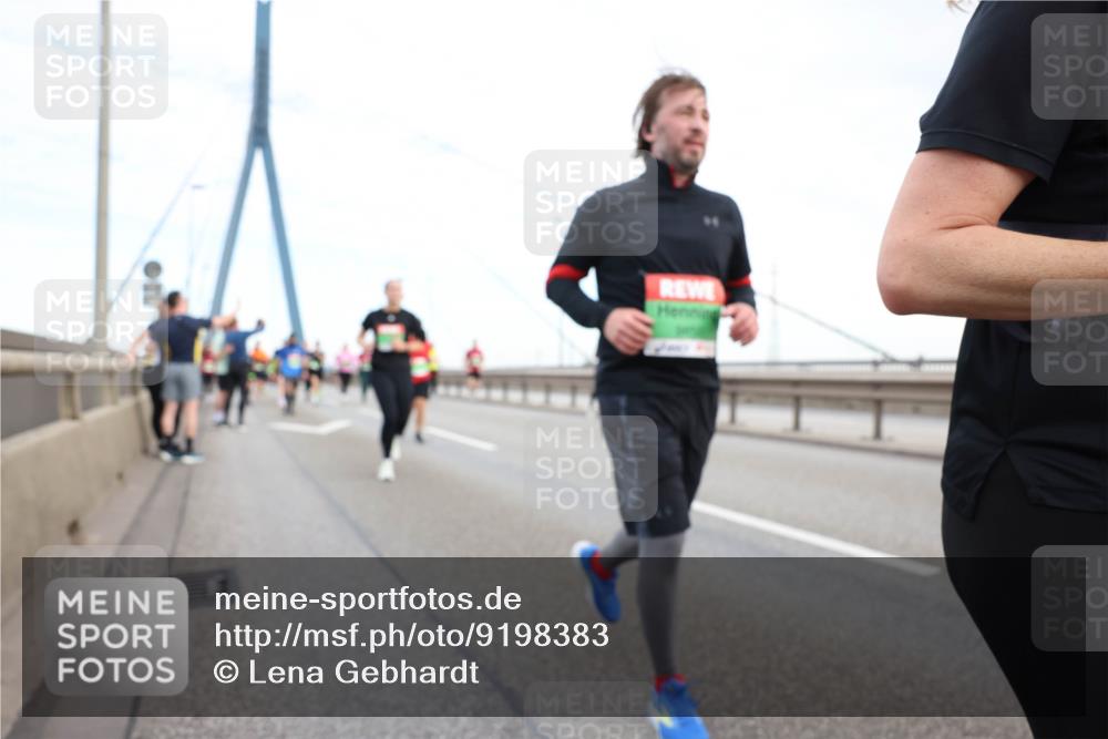 03.10.2025 - Köhlbrandbrückenlauf Lena Gebhardt http://msf.ph/oto/9198383 03.10.2025 15:34:28 Position 1  meine-sportfotos.de