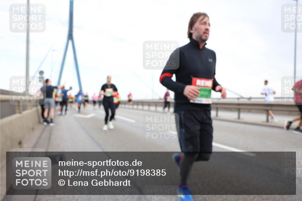 03.10.2025 - Köhlbrandbrückenlauf Lena Gebhardt http://msf.ph/oto/9198385 03.10.2025 15:34:28 Position 1  meine-sportfotos.de