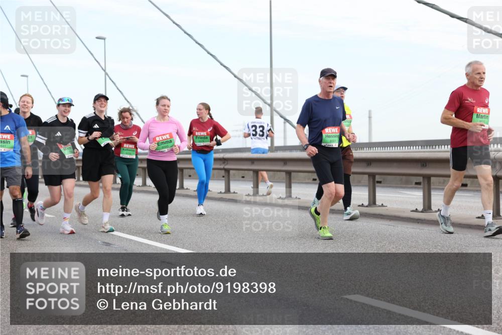 03.10.2025 - Köhlbrandbrückenlauf Lena Gebhardt http://msf.ph/oto/9198398 03.10.2025 15:34:31 Position 1 641, 15, 33, 8000, 8001 meine-sportfotos.de