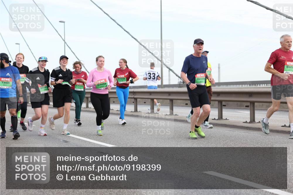 03.10.2025 - Köhlbrandbrückenlauf Lena Gebhardt http://msf.ph/oto/9198399 03.10.2025 15:34:32 Position 1 9641, 7868, 8379, 8001, 33, 8615 meine-sportfotos.de