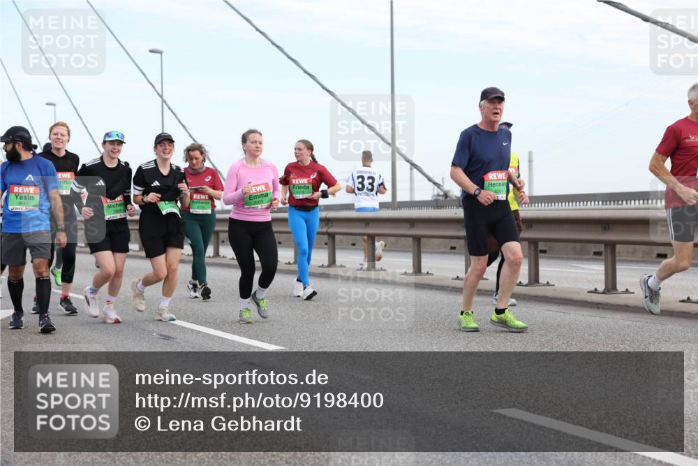 03.10.2025 - Köhlbrandbrückenlauf Lena Gebhardt http://msf.ph/oto/9198400 03.10.2025 15:34:32 Position 1 9641, 7776, 8379, 8000, 8378, 33, 8001 meine-sportfotos.de