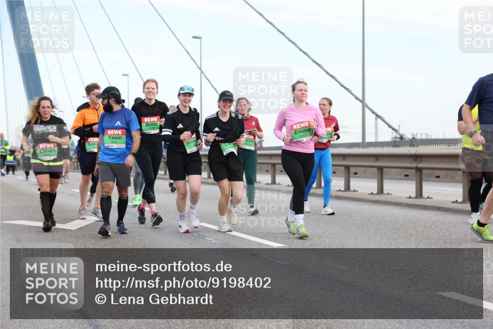 03.10.2025 - Köhlbrandbrückenlauf Lena Gebhardt http://msf.ph/oto/9198402 03.10.2025 15:34:32 Position 1 7776, 9641, 8379, 8000 meine-sportfotos.de