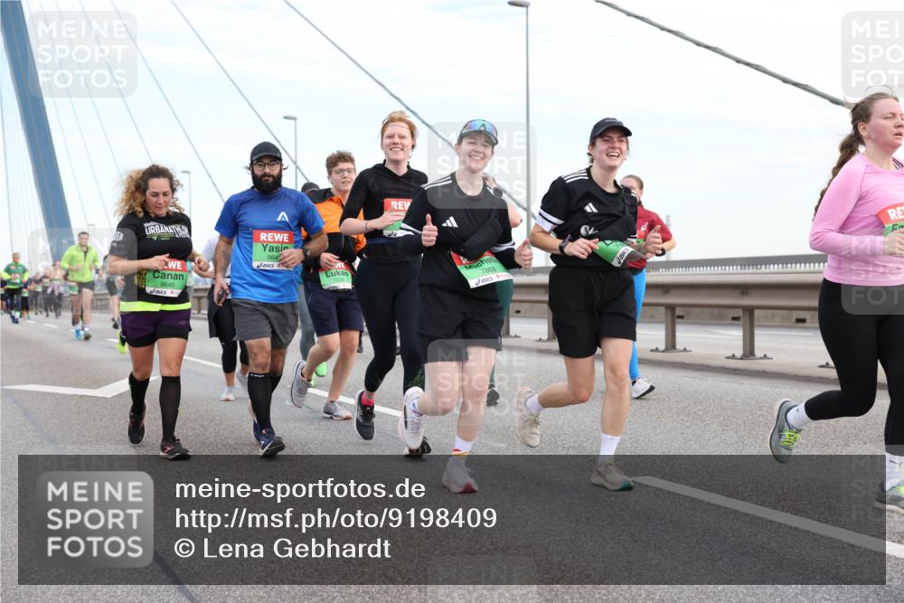 03.10.2025 - Köhlbrandbrückenlauf Lena Gebhardt http://msf.ph/oto/9198409 03.10.2025 15:34:34 Position 1 964, 9640, 7868 meine-sportfotos.de