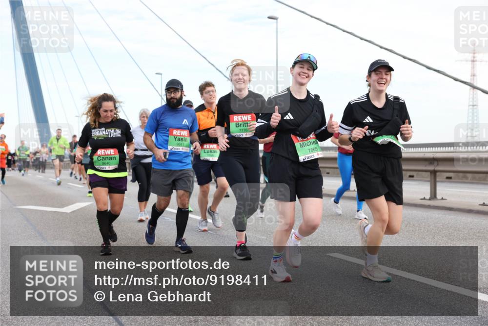 03.10.2025 - Köhlbrandbrückenlauf Lena Gebhardt http://msf.ph/oto/9198411 03.10.2025 15:34:34 Position 1 9641, 9640, 7776, 7868 meine-sportfotos.de
