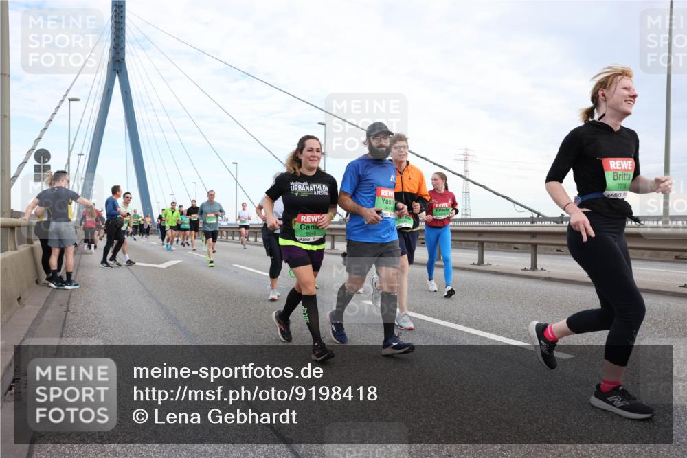 03.10.2025 - Köhlbrandbrückenlauf Lena Gebhardt http://msf.ph/oto/9198418 03.10.2025 15:34:36 Position 1 9641, 7776, 336, 9640 meine-sportfotos.de