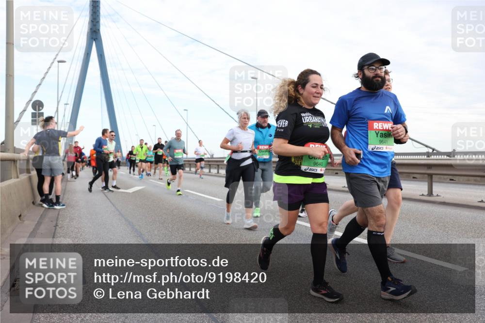 03.10.2025 - Köhlbrandbrückenlauf Lena Gebhardt http://msf.ph/oto/9198420 03.10.2025 15:34:36 Position 1 201, 9640, 9641 meine-sportfotos.de