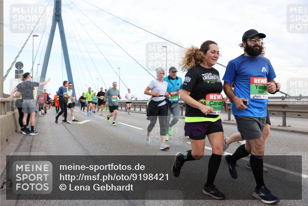 03.10.2025 - Köhlbrandbrückenlauf Lena Gebhardt http://msf.ph/oto/9198421 03.10.2025 15:34:36 Position 1 1, 9640, 9641 meine-sportfotos.de
