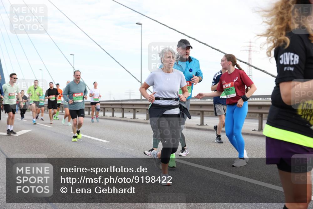 03.10.2025 - Köhlbrandbrückenlauf Lena Gebhardt http://msf.ph/oto/9198422 03.10.2025 15:34:37 Position 1 8378 meine-sportfotos.de