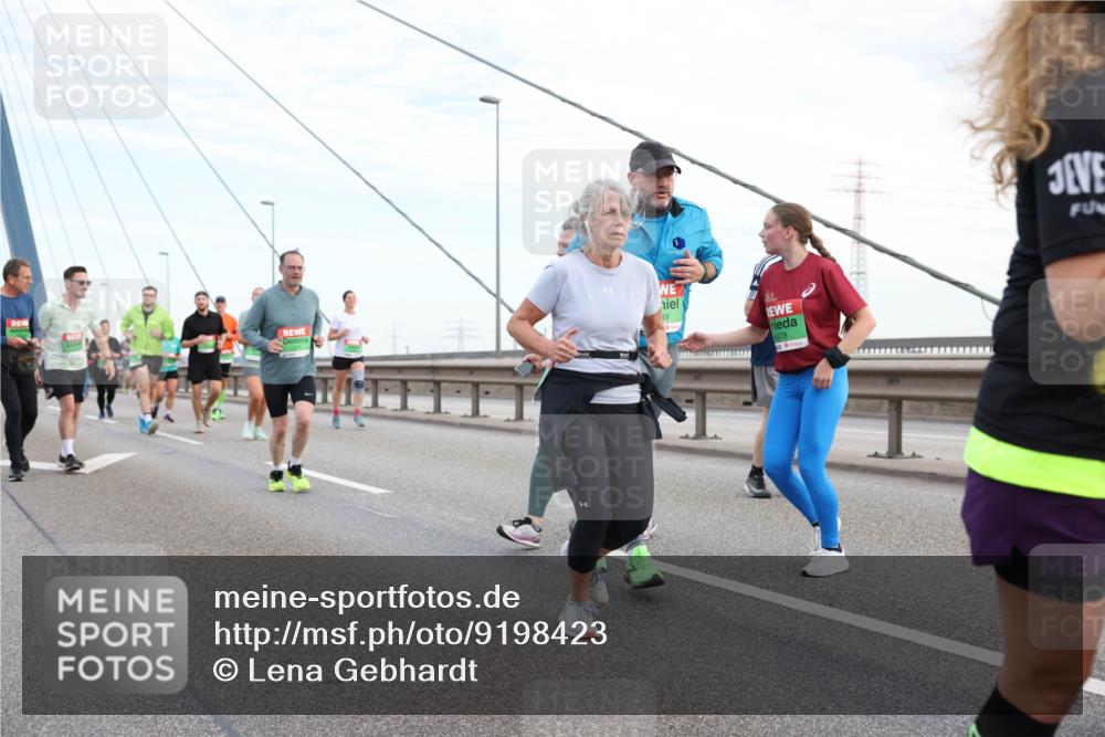 03.10.2025 - Köhlbrandbrückenlauf Lena Gebhardt http://msf.ph/oto/9198423 03.10.2025 15:34:37 Position 1 49, 8378 meine-sportfotos.de
