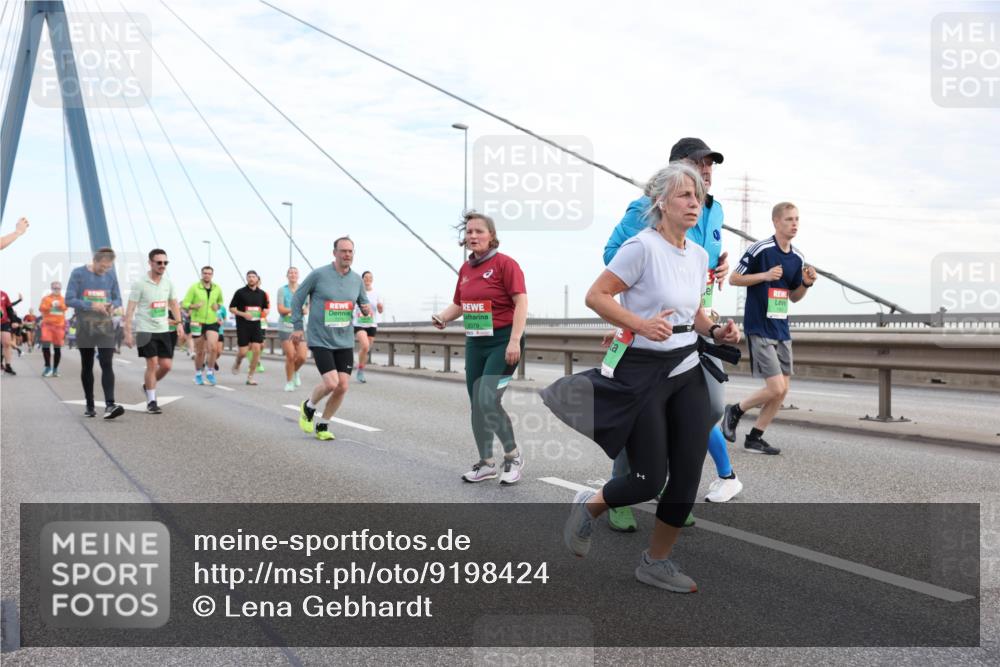 03.10.2025 - Köhlbrandbrückenlauf Lena Gebhardt http://msf.ph/oto/9198424 03.10.2025 15:34:37 Position 1 8379 meine-sportfotos.de