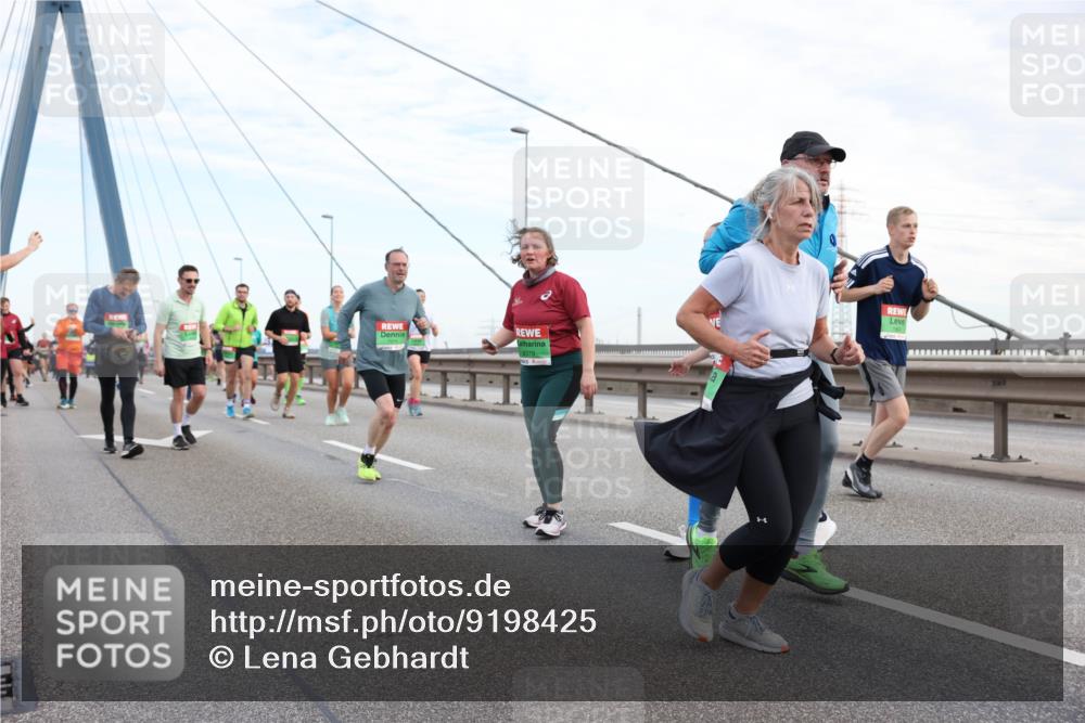 03.10.2025 - Köhlbrandbrückenlauf Lena Gebhardt http://msf.ph/oto/9198425 03.10.2025 15:34:37 Position 1 8379 meine-sportfotos.de
