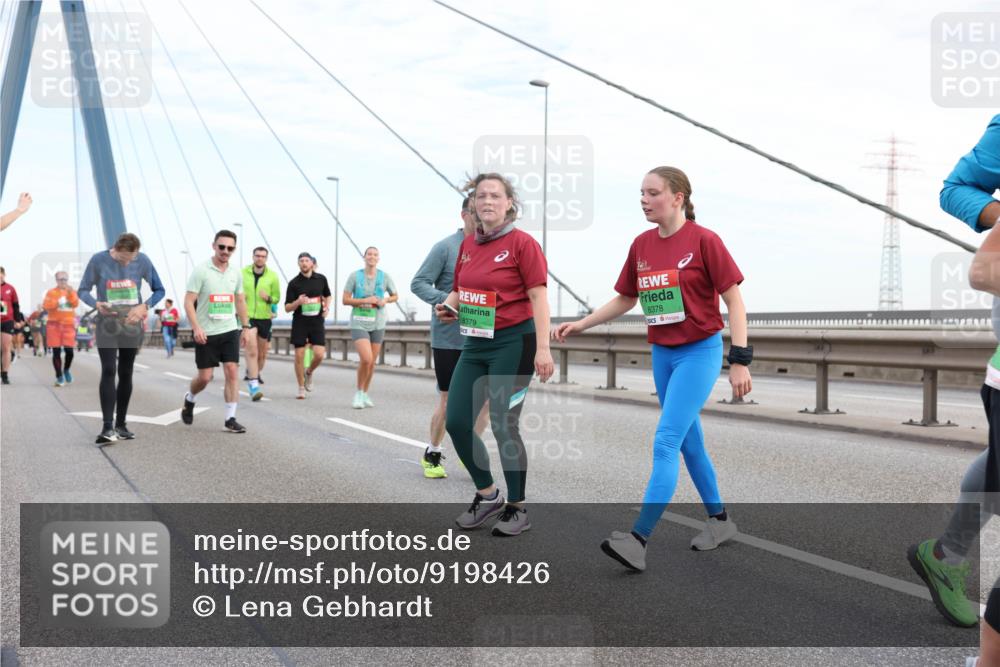 03.10.2025 - Köhlbrandbrückenlauf Lena Gebhardt http://msf.ph/oto/9198426 03.10.2025 15:34:37 Position 1 8379, 8378 meine-sportfotos.de