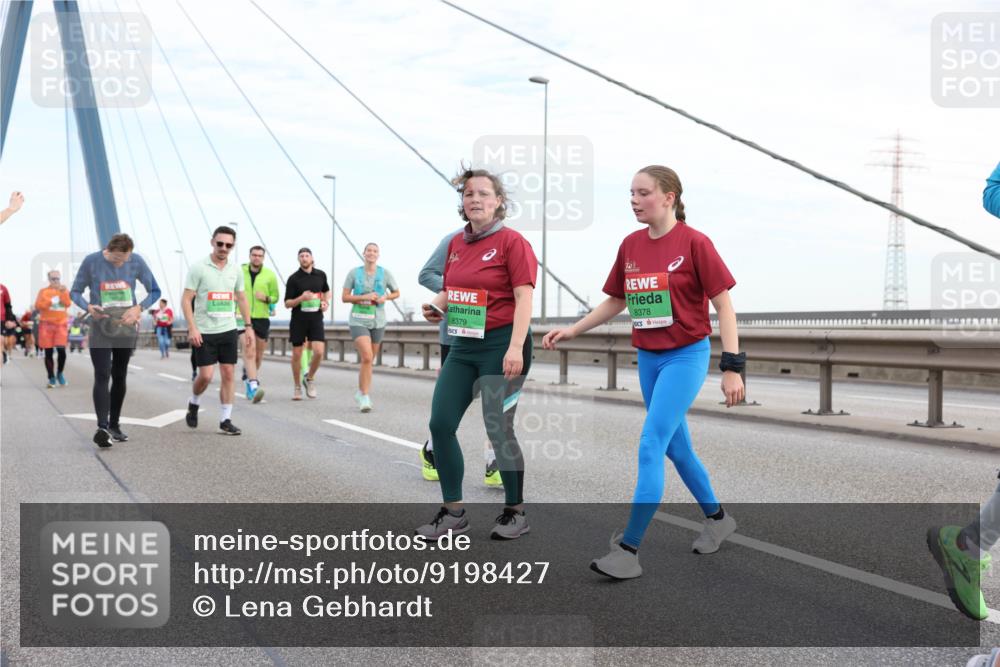 03.10.2025 - Köhlbrandbrückenlauf Lena Gebhardt http://msf.ph/oto/9198427 03.10.2025 15:34:37 Position 1 8379, 8378 meine-sportfotos.de