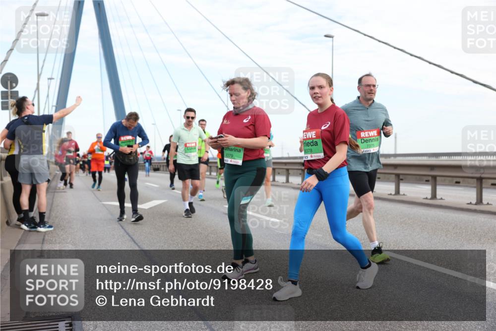 03.10.2025 - Köhlbrandbrückenlauf Lena Gebhardt http://msf.ph/oto/9198428 03.10.2025 15:34:38 Position 1 8379, 8378, 7375 meine-sportfotos.de