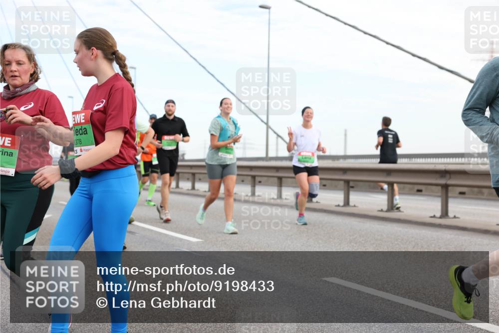 03.10.2025 - Köhlbrandbrückenlauf Lena Gebhardt http://msf.ph/oto/9198433 03.10.2025 15:34:39 Position 1 8378 meine-sportfotos.de