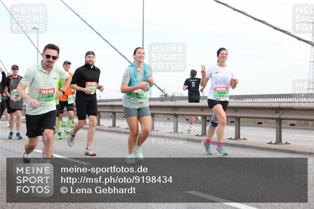 03.10.2025 - Köhlbrandbrückenlauf Lena Gebhardt http://msf.ph/oto/9198434 03.10.2025 15:34:39 Position 1 8315, 8584, 9222 meine-sportfotos.de