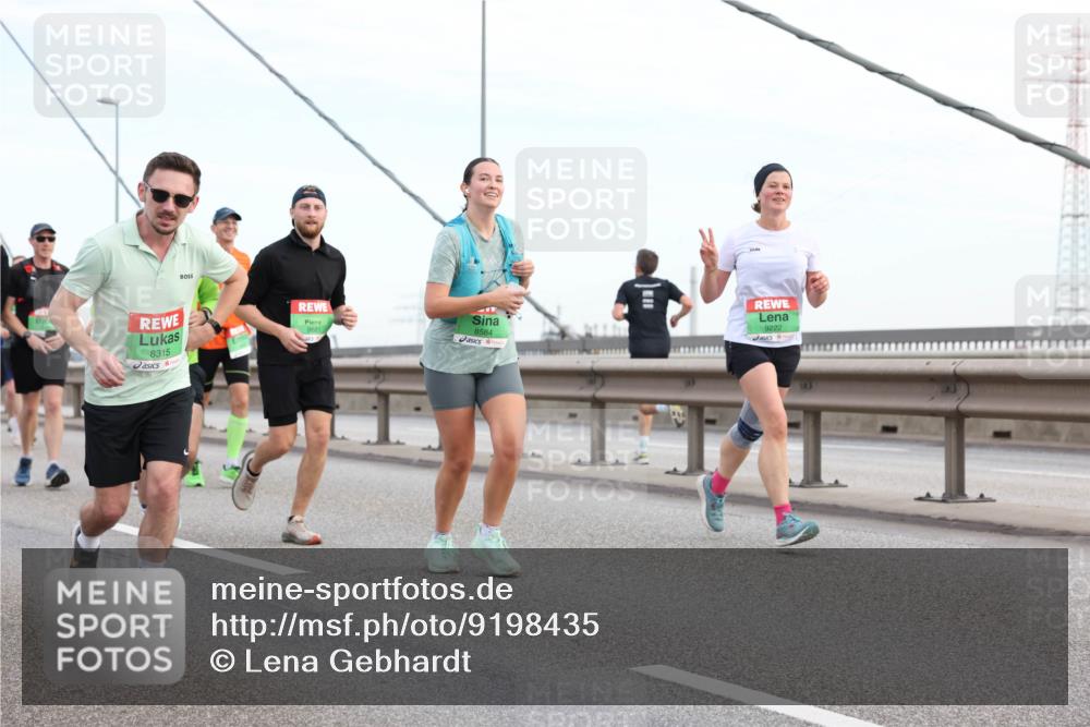 03.10.2025 - Köhlbrandbrückenlauf Lena Gebhardt http://msf.ph/oto/9198435 03.10.2025 15:34:39 Position 1 8315, 9681, 8584, 9222 meine-sportfotos.de