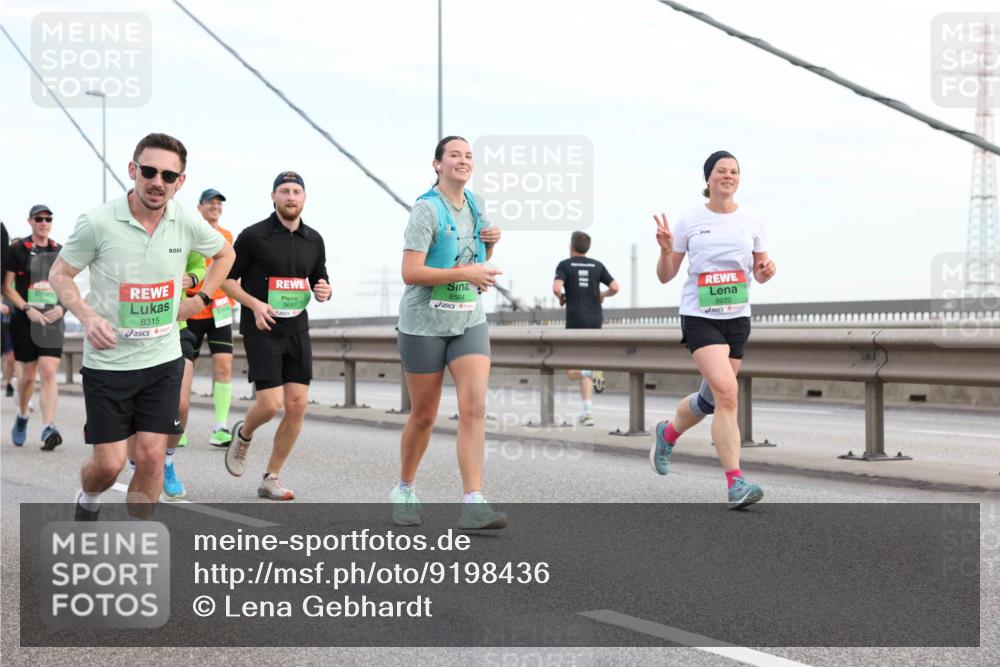 03.10.2025 - Köhlbrandbrückenlauf Lena Gebhardt http://msf.ph/oto/9198436 03.10.2025 15:34:39 Position 1 8315, 9681, 8584, 9222 meine-sportfotos.de