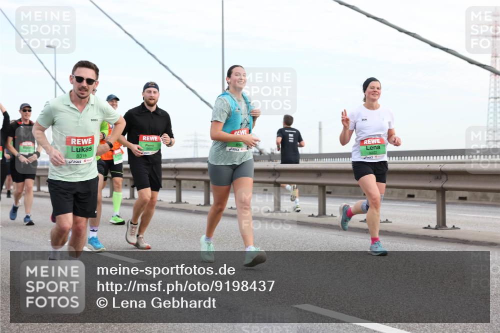 03.10.2025 - Köhlbrandbrückenlauf Lena Gebhardt http://msf.ph/oto/9198437 03.10.2025 15:34:39 Position 1 8315, 9681, 9222 meine-sportfotos.de