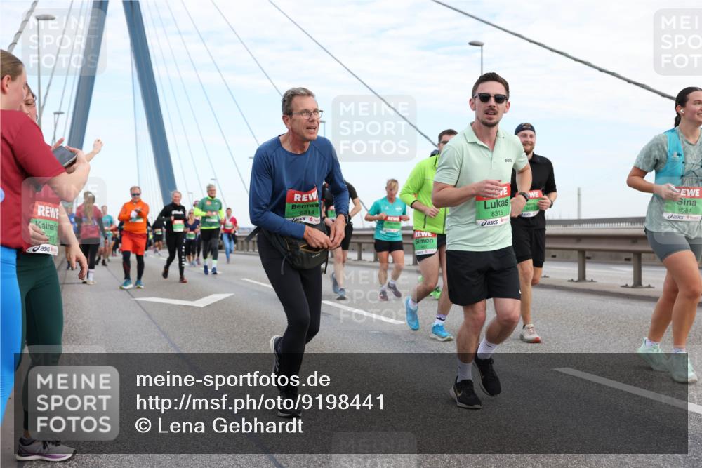 03.10.2025 - Köhlbrandbrückenlauf Lena Gebhardt http://msf.ph/oto/9198441 03.10.2025 15:34:40 Position 1 379, 8314, 7461, 8315, 8584 meine-sportfotos.de