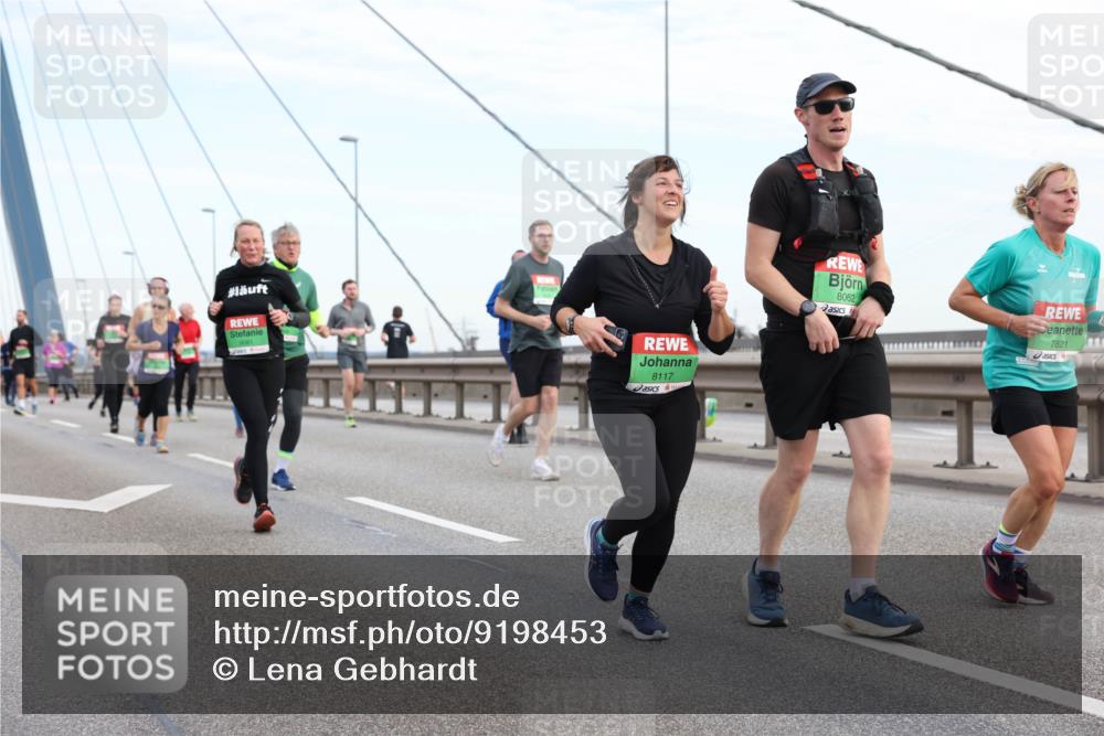 03.10.2025 - Köhlbrandbrückenlauf Lena Gebhardt http://msf.ph/oto/9198453 03.10.2025 15:34:43 Position 1 8117, 8062, 7821 meine-sportfotos.de