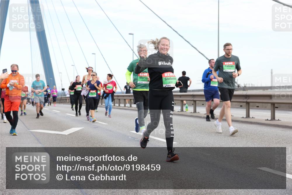 03.10.2025 - Köhlbrandbrückenlauf Lena Gebhardt http://msf.ph/oto/9198459 03.10.2025 15:34:44 Position 1 1120, 8308, 9081, 8326 meine-sportfotos.de