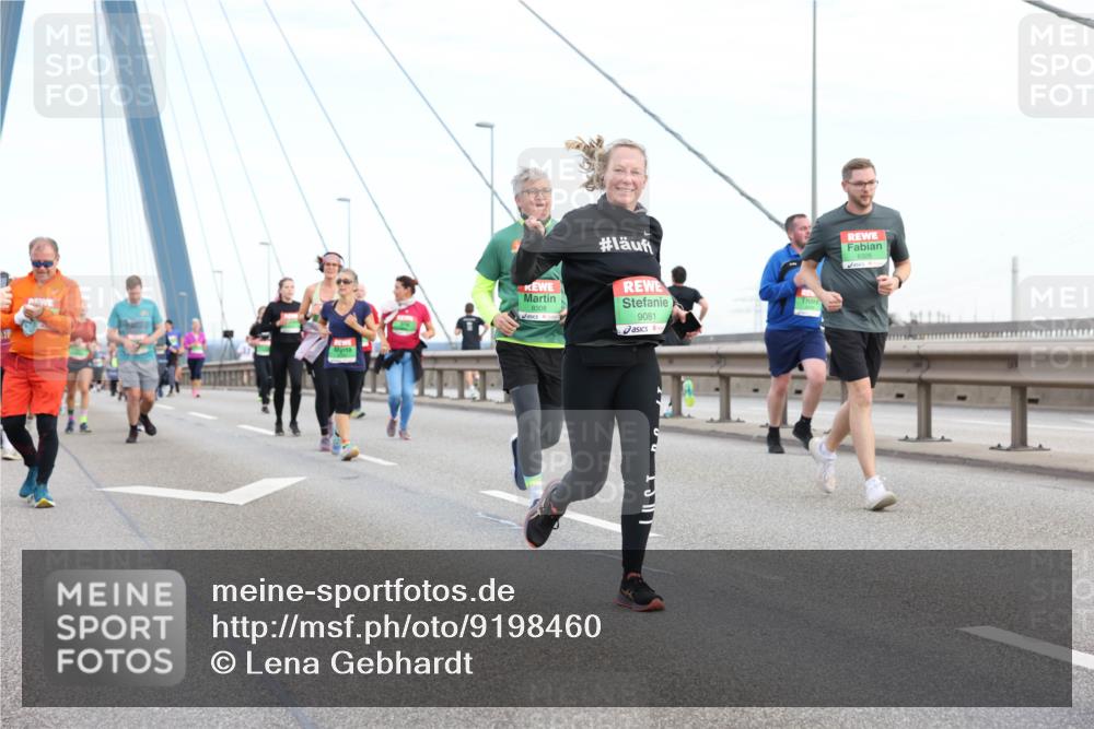 03.10.2025 - Köhlbrandbrückenlauf Lena Gebhardt http://msf.ph/oto/9198460 03.10.2025 15:34:44 Position 1 8308, 9081, 8326 meine-sportfotos.de