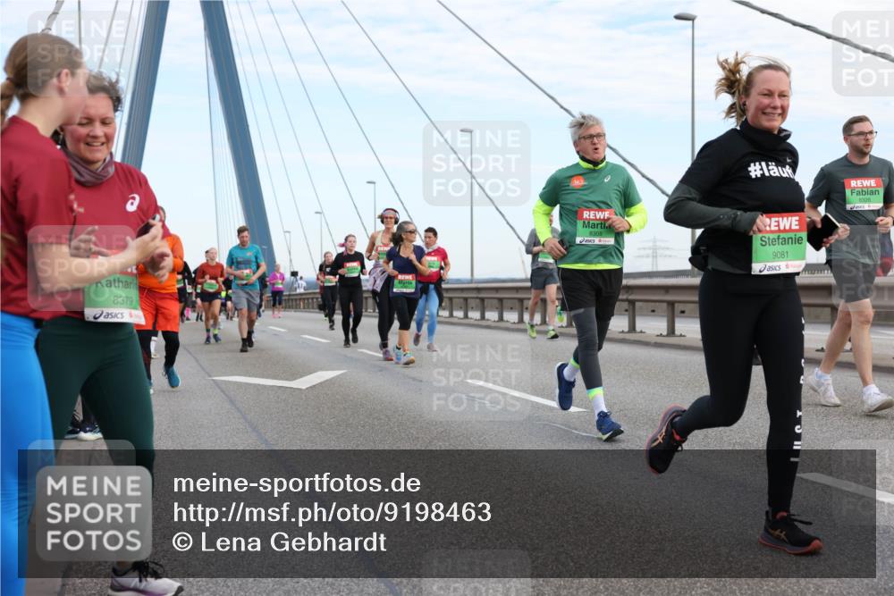 03.10.2025 - Köhlbrandbrückenlauf Lena Gebhardt http://msf.ph/oto/9198463 03.10.2025 15:34:45 Position 1 8379, 8326, 8308, 9081 meine-sportfotos.de