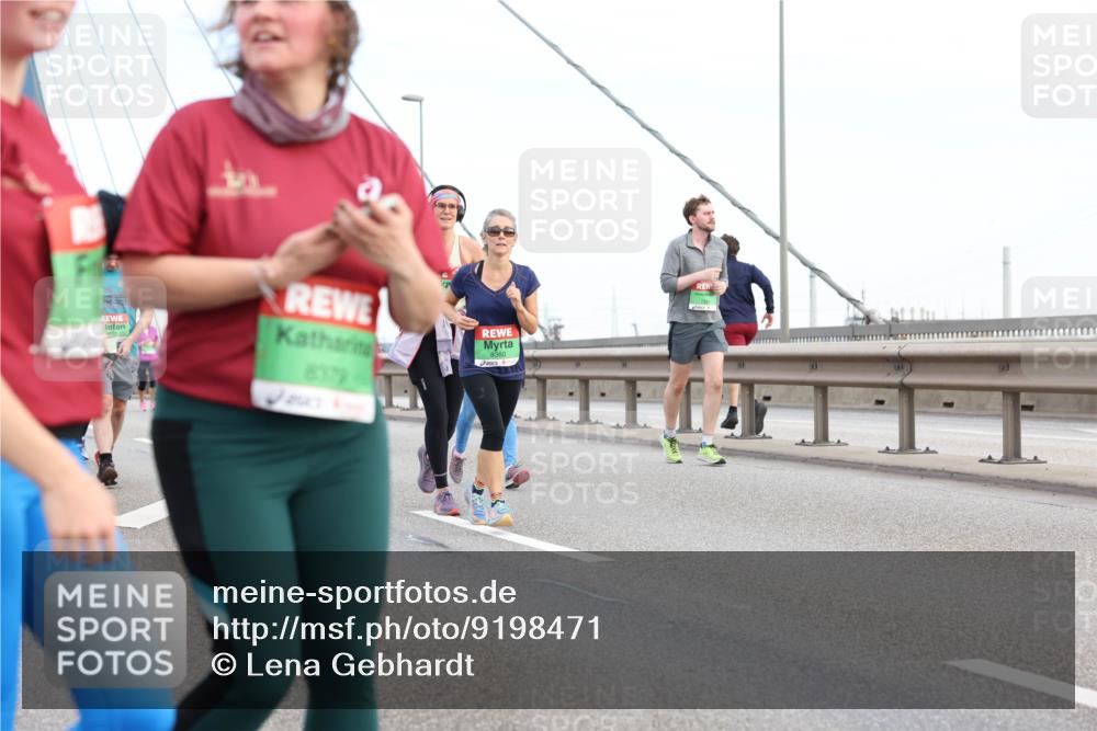 03.10.2025 - Köhlbrandbrückenlauf Lena Gebhardt http://msf.ph/oto/9198471 03.10.2025 15:34:46 Position 1 8379, 8360 meine-sportfotos.de