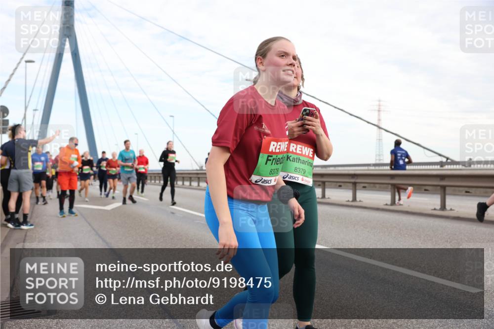 03.10.2025 - Köhlbrandbrückenlauf Lena Gebhardt http://msf.ph/oto/9198475 03.10.2025 15:34:47 Position 1 8378, 8379 meine-sportfotos.de