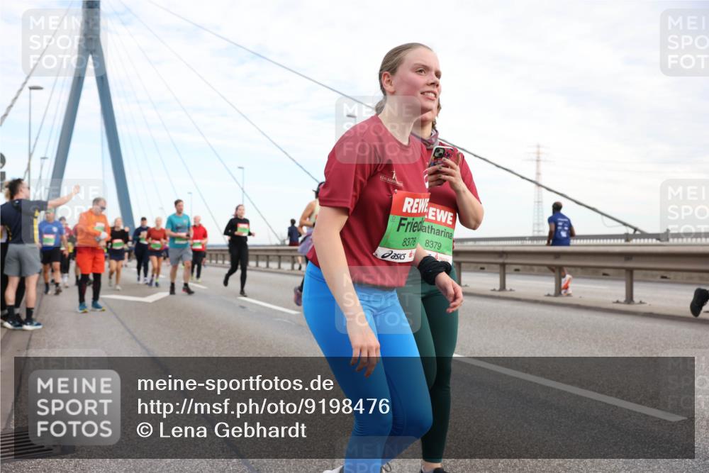 03.10.2025 - Köhlbrandbrückenlauf Lena Gebhardt http://msf.ph/oto/9198476 03.10.2025 15:34:47 Position 1 8378, 8379 meine-sportfotos.de