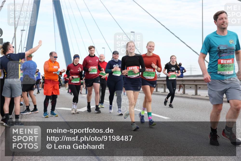03.10.2025 - Köhlbrandbrückenlauf Lena Gebhardt http://msf.ph/oto/9198487 03.10.2025 15:34:50 Position 1 9142, 9615, 9616, 8570 meine-sportfotos.de