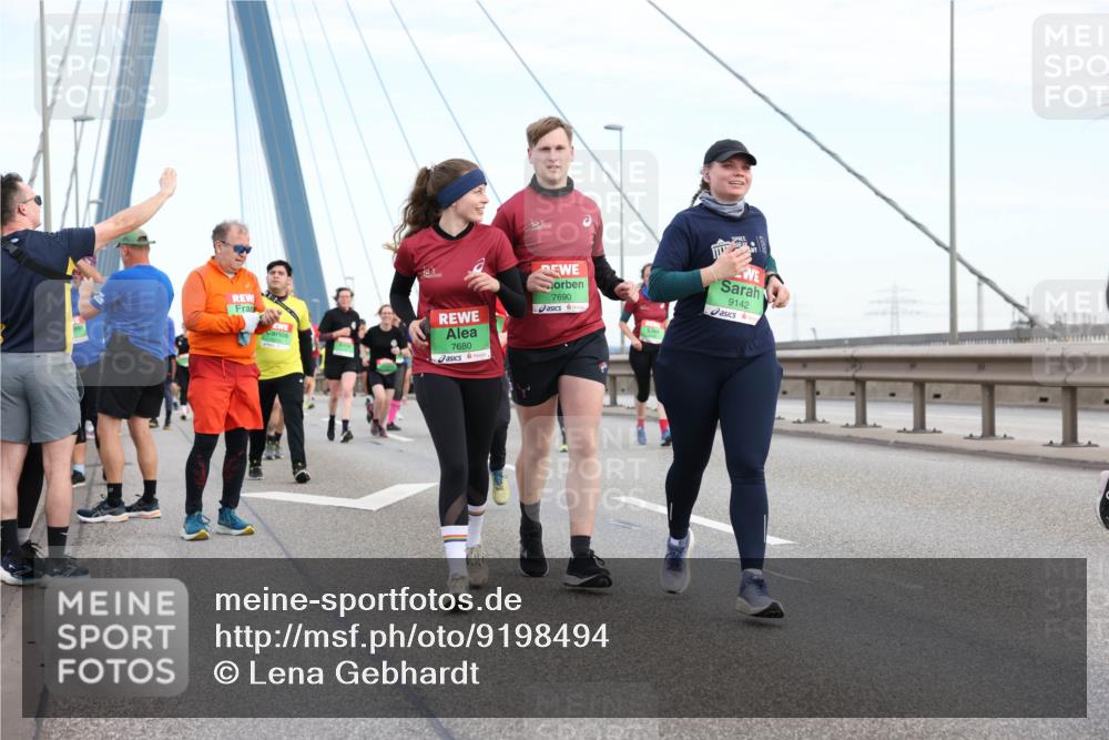 03.10.2025 - Köhlbrandbrückenlauf Lena Gebhardt http://msf.ph/oto/9198494 03.10.2025 15:34:52 Position 1 7680, 7690, 9142 meine-sportfotos.de